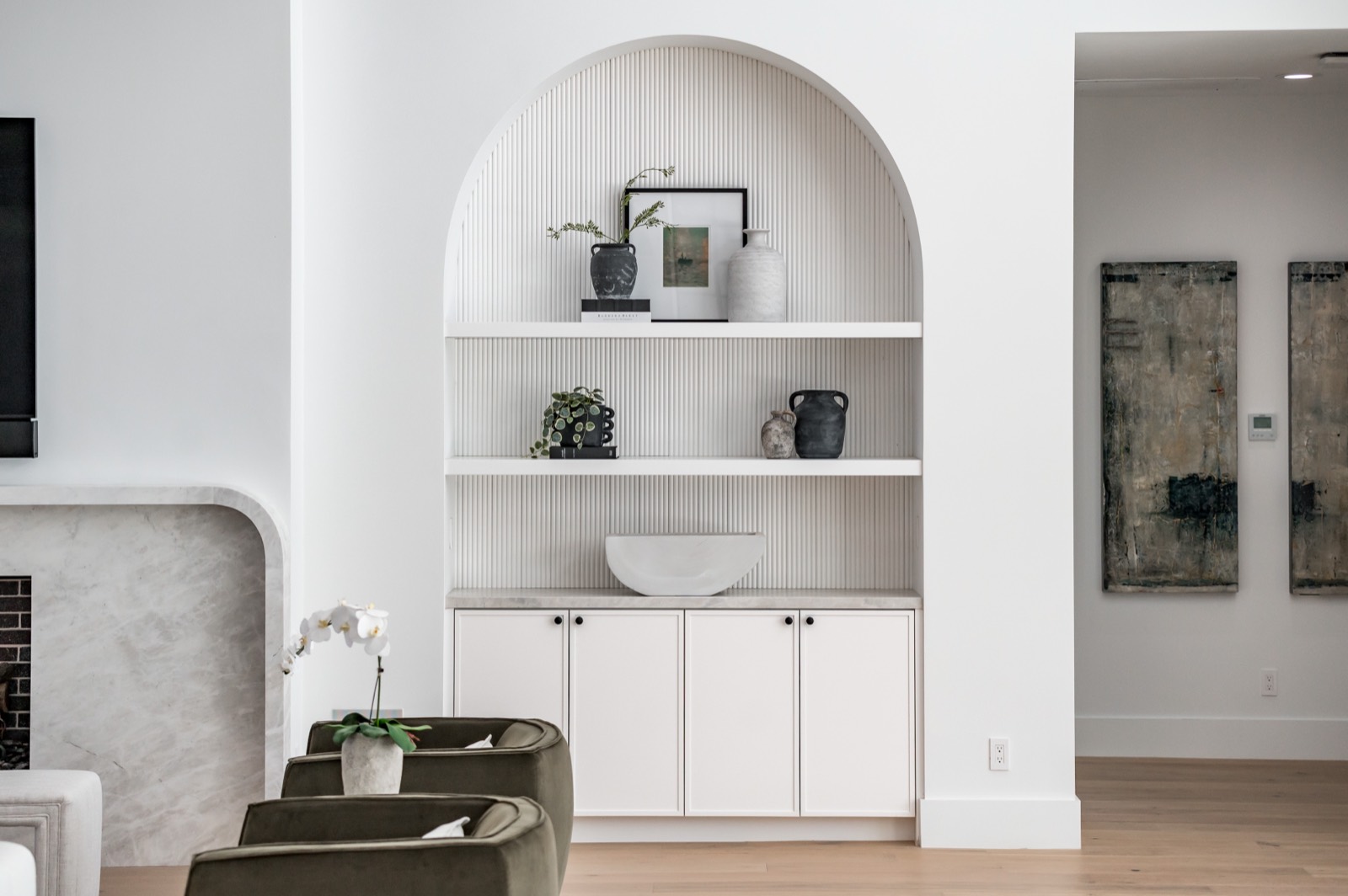 Arched built-in niche with shelving